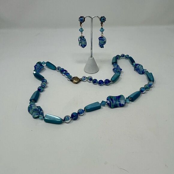 Vintage 1950’s blue, glass and crystal, necklace and clip on earring set. - Picture 8 of 12